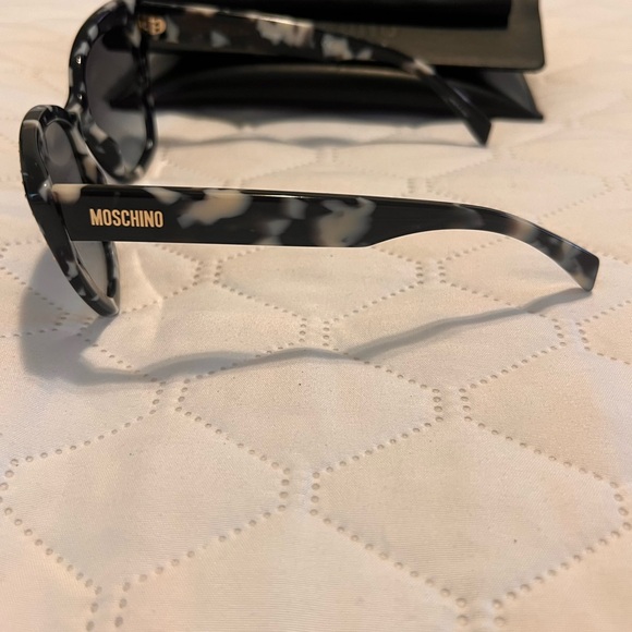 Moschino Monochrome Cat-Eye Sunglasses main image 9